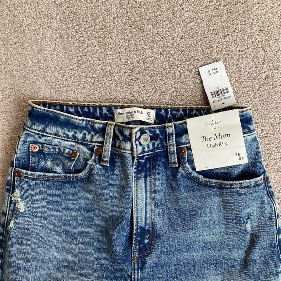 Curve Love High Rise Mom Jeans in Acid Wash Abercrombie and Fitch - Picture 3 of 5
